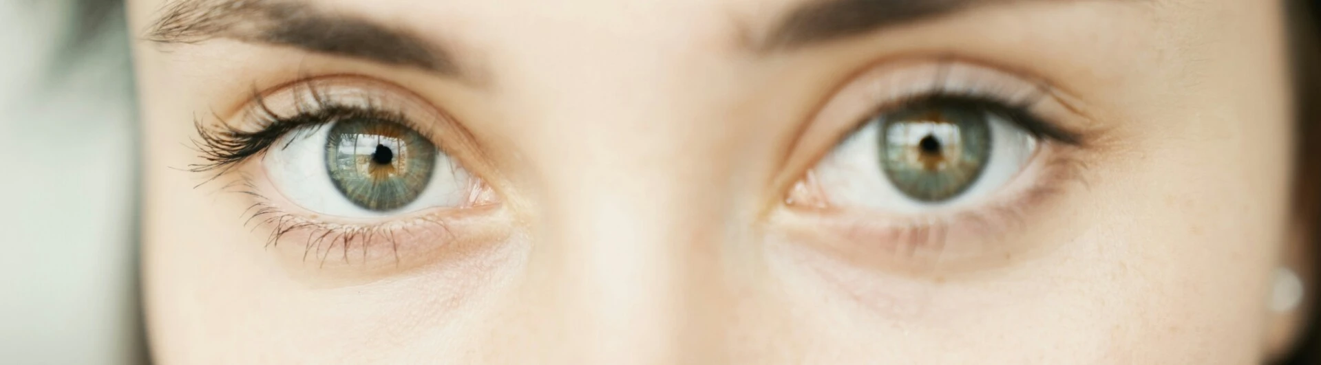 Zwei Augen einer Frau