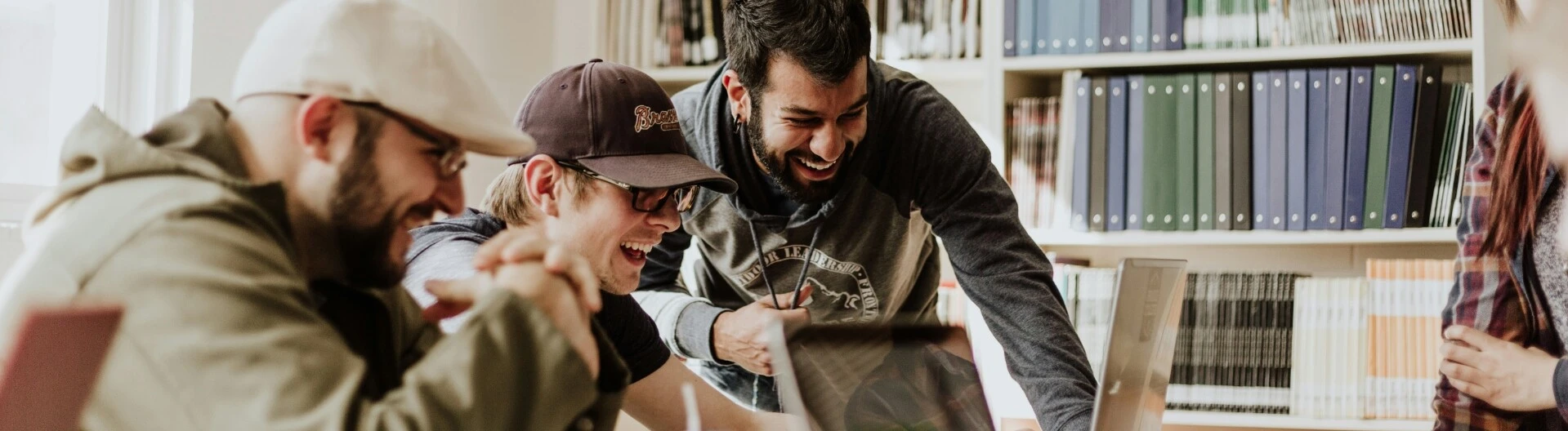 Drei lachende Männer