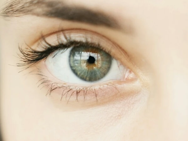 Zwei Augen einer Frau