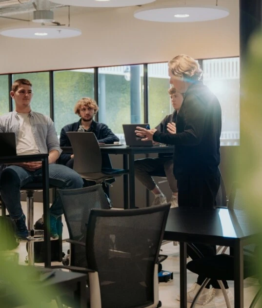 Glatzköpfiger Mann gestikuliert