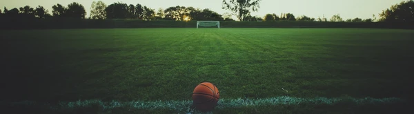 Fußballplatz mit einem Basketball