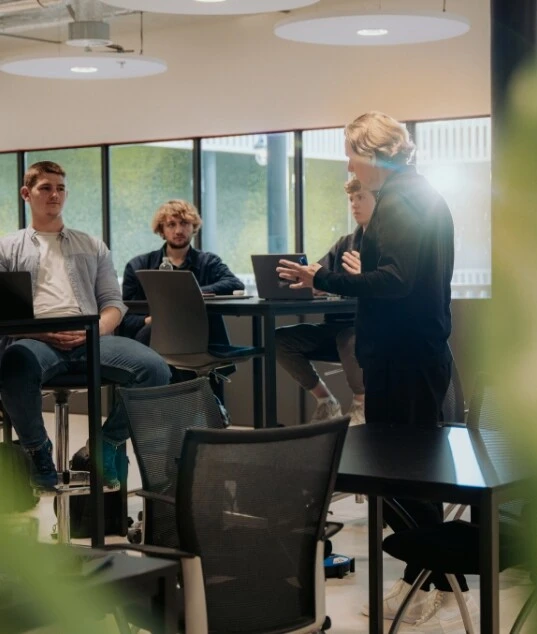 Glatzköpfiger Mann gestikuliert