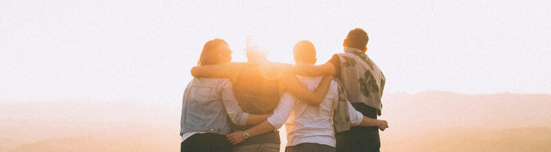 Vier Personen Arm in Arm