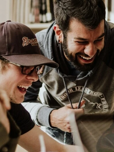 Drei lachende Männer