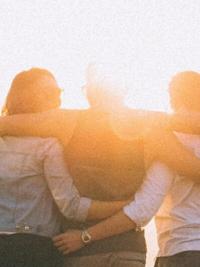 Vier Personen Arm in Arm